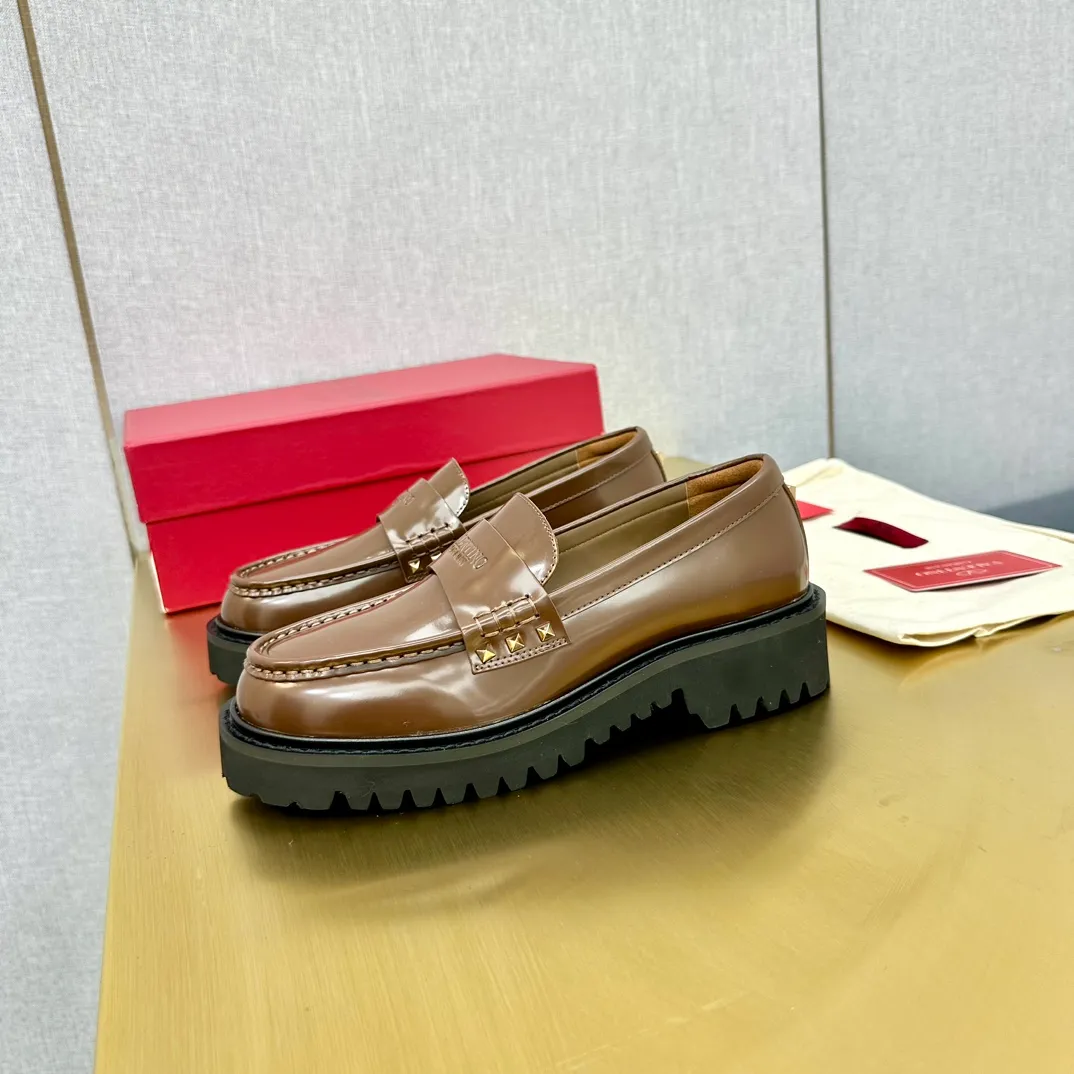 👟👟Ex-factory price 560👟👟 2024【VALENTINO】Valentino's early spring fashionable slip-on loafers are hot new🆕 Versatile style with temperament💃🏻 Slay the whole audience immediately when you put them on [Love] The ultra-simple design is more timeless and attractive! Fashionable and neat feeling, it is a magic tool for increasing your height and slimming down ✨ The shoe collar is specially added with anti-wear latex! You won't feel tired after walking all day long🦶🏻 The upper is made of open-edge beaded cowhide material and paired with a calfskin lining, which is full of texture! 👿Bottom thickness 4.0cm 👿Color: Black Brown 👿Size: 35-40 Factory ready supply